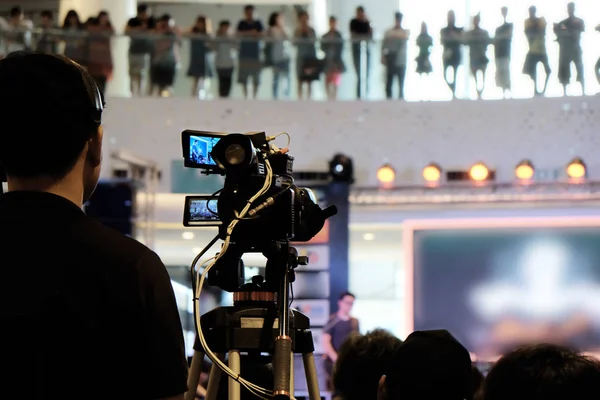 Kameramanların adam çalışma.