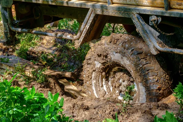 Geländerad steckt im Schlamm fest. — Stockfoto