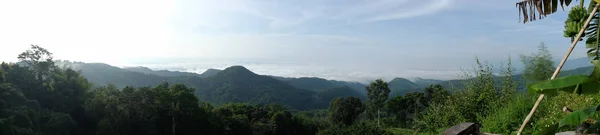 Panorama Veduta panoramica di montagna e nebbia . — Foto Stock