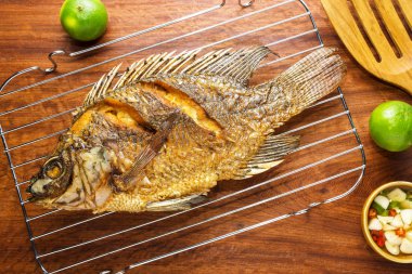 Ahşap plaka üzerinde kızarmış taze Tilapia.