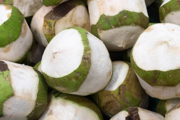 RAW świeżych kokosów na rynku rano. — Zdjęcie stockowe