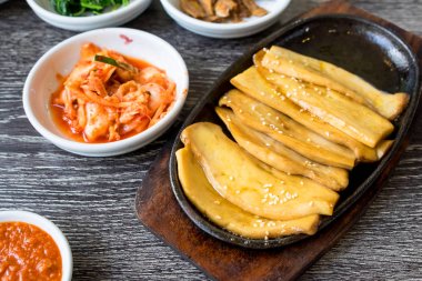 Izgara kavak Eryngii çanak üzerinde ahşap tablo.