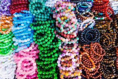 Çeşitli renkli taş boncuk bilezik dükkanda.