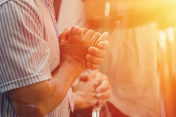 Grupp män be i kyrkan bön mötet. — Stockfoto