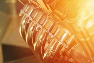 Satır içi dört silindirli motosiklet motoru ile dört satır Exhuast.