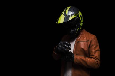 Düşük anahtar erkek motorcu izole siyah arka plan üzerinde. 