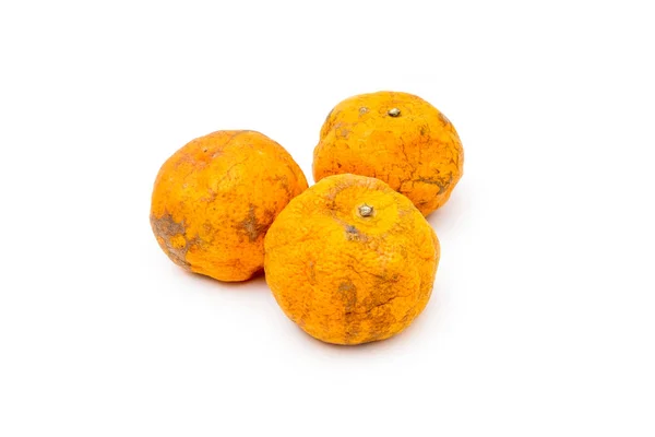 Detail scvrklé pomeranče na izolovaném bílém pozadí — Stock fotografie