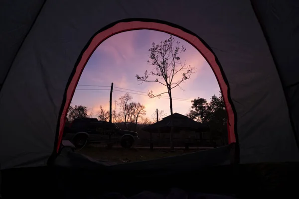 テントの中から美しい日の出の朝 フロントとフォレストのSuv車でキャンプ — ストック写真