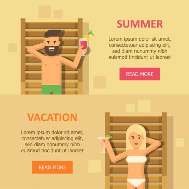 Erkek ve kadın kokteyller havuz kenarında şezlong içinde içme