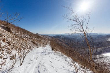 Kışın dağ Rusya'da turist gitmek