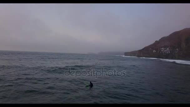 冬のロシアの沿海地方でのサーフィン 冬の極端なスポーツ — ストック動画