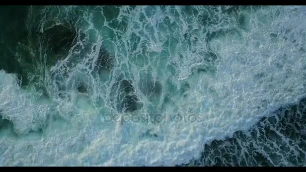 白い海の泡によって形成されたテクスチャ パターンの空中ドローン映像 海岸に打ち寄せる巨大な海波のロックダウン ショット 穏やかな波として 外観を変更します オーバーヘッドの観点 — ストック動画