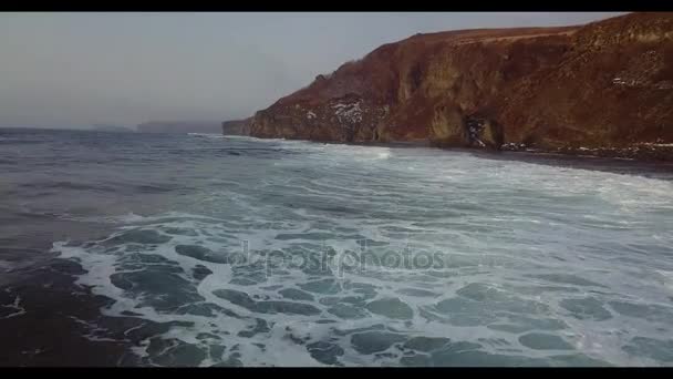 岩の横にある嵐の間に北の海にまたがる — ストック動画