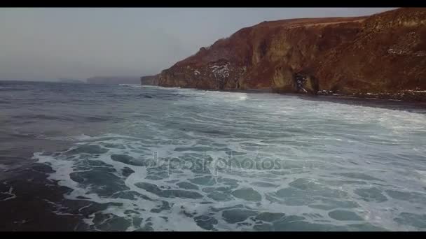 Spänner Över Norra Havet Storm Intill Klipporna — Stockvideo