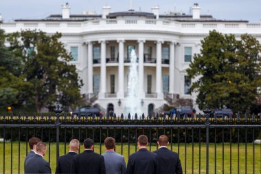 Ceket genç erkeklerde Washington'daki Beyaz Saray önünde dikiliyorsun