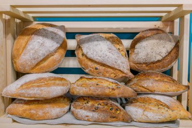 Taze pişmiş ekmek el ve ahşap kutular