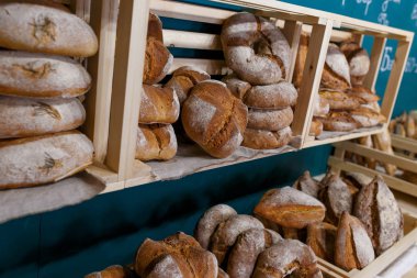 Taze pişmiş ekmek el ve ahşap kutular