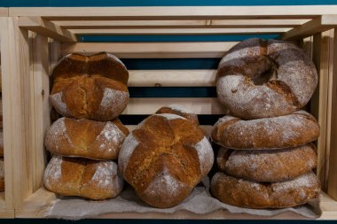 Taze pişmiş ekmek el ve ahşap kutular