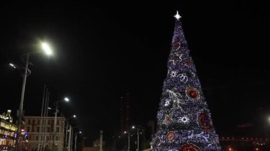 Vladivostok yeni yıl 2018 arifesinde. Vladivostok şehir giyinmiş bir Noel ağacı ile merkezi kare. Vladivostok. Aralık. 2018