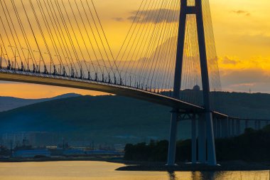 Çöpünü Köprüsü, dünyanın en uzun köprüsü Askılı ve Peter Japon büyük körfezde çöpünü (Rus) adada hava görünümünü yakınlaştırma şaşırtıcı. Güneş doğuyor. Vladivostok, Rusya Federasyonu