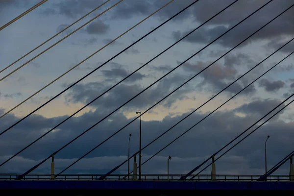 惊人的放大鸟瞰的俄国大桥 世界上最长的斜拉桥 和俄国 俄罗斯 岛在彼得大海湾在日本海 海参崴 俄罗斯 — 图库照片