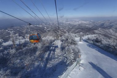 Seoul, Güney Kore - Aralık, 2016: Kayak kayak teleferiği ile hazırlık 2018 Kış Olimpiyatları'nda Güney Kore, kayak pisti