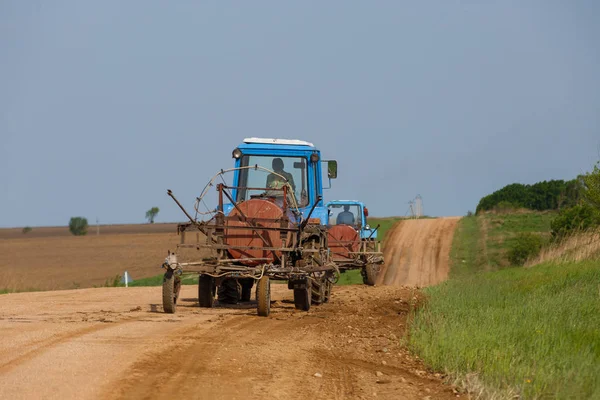 Mezőgazdasági Területek Nyáron Bevetett Mezők Kitöltése Búza Kombinálni Traktorra Betakarítás — Stock Fotó