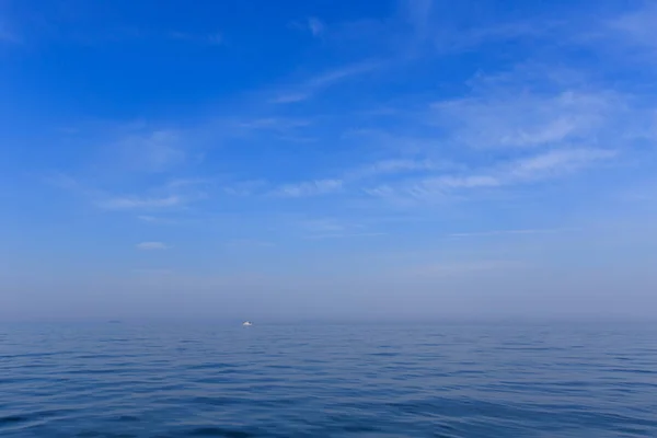 Путешествие Лодке Медитация Расслабление Гладкая Вода Синего Моря — стоковое фото