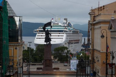 Vladivostok, Rusya - Mayıs, 2016: Vladivostok dock üzerinde beyaz yolcu gemisi Diamond Princess duruyor