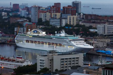Vladivostok, Rusya - Mayıs, 2016: Vladivostok dock üzerinde beyaz yolcu gemisi Diamond Princess duruyor