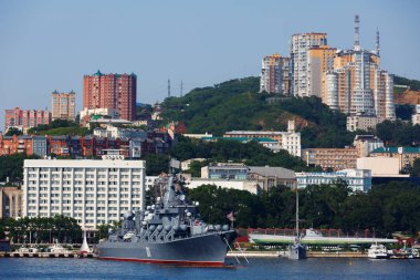 Vladivostok, Rusya Federasyonu - yaklaşık Ağustos, 2016: Görünüm gemilerde Waterfront şehir merkezinde Haliç Körfezi kıyısında yer alır. Popüler bir tatil beldesi ile yerli halk ve turistler olduğunu.