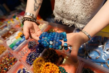 Hint Fuarı'nda mücevher, boncuk, yüzük satışı