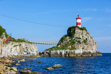 Cape Basargin, Haliç Bay, Vladivostok sembolü fenerinde. Çöpünü Adası. Manzara panorama. Japon Denizi.