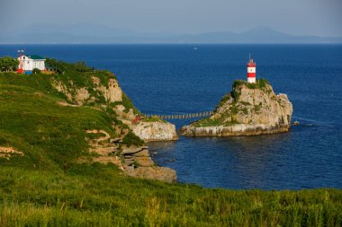 Cape Basargin, Haliç Bay, Vladivostok sembolü fenerinde. Çöpünü Adası. Manzara panorama. Japon Denizi.