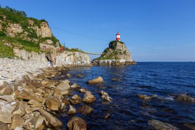 Cape Basargin, Haliç Bay, Vladivostok sembolü fenerinde. Çöpünü Adası. Manzara panorama. Japon Denizi.