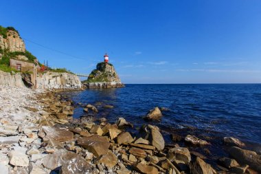 Cape Basargin, Haliç Bay, Vladivostok sembolü fenerinde. Çöpünü Adası. Manzara panorama. Japon Denizi.
