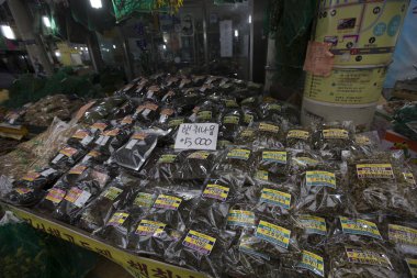 Güney Kore, Aralık 2017: Güney Kore geleneksel pazarlar: balık, sebze, baharat, alışveriş arcade, ulusal yemekler.