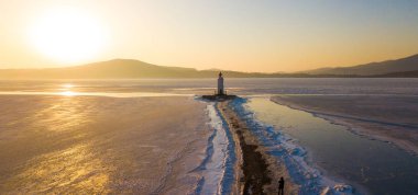 Tokarevskiy deniz feneri - Uzak Doğu'da en eski fenerler birini havadan görünümü hala önemli bir gezinti yapısı ve popüler turistik kentin Vladivostok, Rusya.