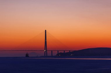 Çöpünü Köprüsü, dünyanın en uzun köprüsü Askılı ve Peter Japon büyük körfezde çöpünü (Rus) adada hava görünümünü yakınlaştırma şaşırtıcı. Güneş doğuyor. Vladivostok, Rusya Federasyonu