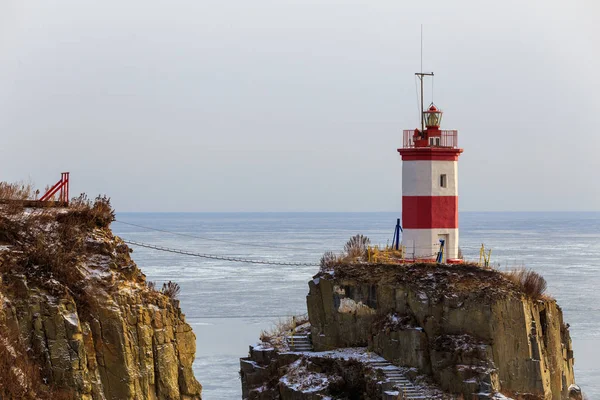 灯塔在 Basargin 金号角湾 符拉迪沃斯托克标志 俄国岛风景全景 日本海 — 图库照片