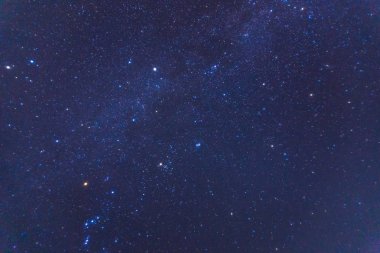Kış orman timelapse, ayaz ve saf hava, gece gökyüzünde yıldızlar milyonlarca. Sikhote-Alin doğa rezerv, Rusya'da bir biyosfer rezervi.