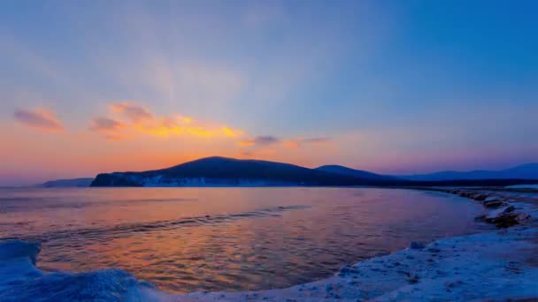 野生の海岸の冬の夕日は氷の数字は 太陽からの紫外線です シホテ アリン自然公園 ロシアの生物圏保護区 — ストック動画