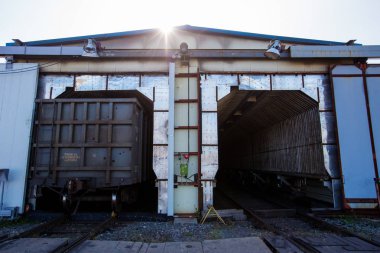 Nakhodka, Rusya Federasyonu - Ağustos, 2017 yaklaşık: Kutusu araba içeren kömür bahçesinde hareketli kömür. Kömür treni