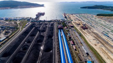 Nakhodka, Rusya Federasyonu - Ağustos, 2017 yaklaşık: Kömür terminalleri Nakhodka bağlantı noktası olarak. Rusya'nın en büyük Limanı, kömür, petrol, ahşap ve metal ana ihracat mallar Nakhodka bağlantı noktası olarak.