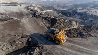 Kömür bölümü, Primorsky Krai, Rusya Federasyonu - Mart 2017: chalk pit. Ekskavatör Kamyonun içine toprak dökülen