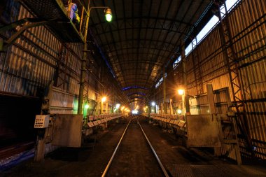 Nakhodka, Rusya Federasyonu - Ağustos, 2017 yaklaşık: Kutusu araba içeren kömür bahçesinde hareketli kömür. Kömür treni