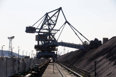 Nakhodka, Rusya Federasyonu - Ağustos, 2017 yaklaşık: Kömür terminalleri Nakhodka bağlantı noktası olarak. Rusya'nın en büyük Limanı, kömür, petrol, ahşap ve metal ana ihracat mallar Nakhodka bağlantı noktası olarak.