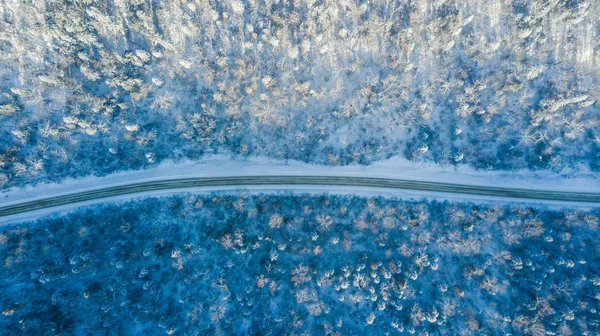 冬の雪の空撮は 森林景観を覆われて — ストック写真