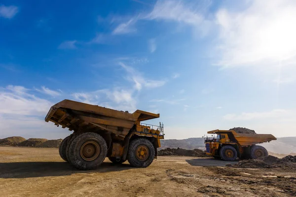 沿海地方 ロシア 2017 大型ダンプ トラック岩を搭載しました Belaz 密な朝の霧 — ストック写真