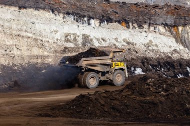 Primorsky Krai, Rusya - Mart 2017: büyük bir çöp kamyonu kayalar ile yüklü. BelAZ. yoğun sabah sis